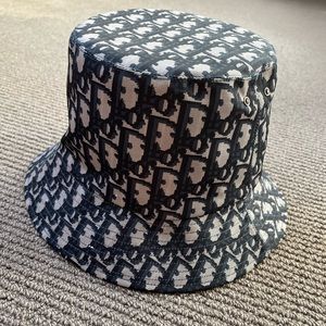 Dior bucket hat brand new. Size 57 navy blue reversible